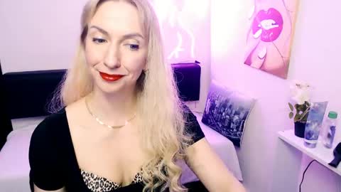 cute_smile_shy online show from May 15, 9:11 pm