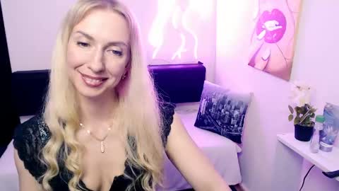 cute_smile_shy online show from May 19, 8:48 pm
