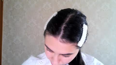 cute_strawberry_ online show from October 4, 7:39 am