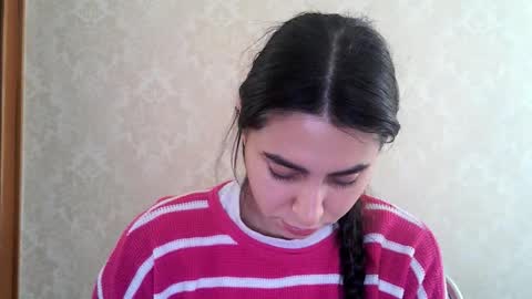 cute_strawberry_ online show from October 23, 5:29 am