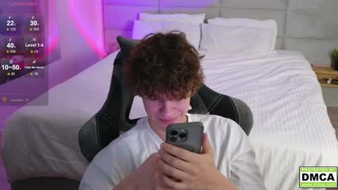 Snapshot of cute_thomas chatting on December 6, 11:14 pm Thomas - online show from December 6, 11:14 pm
