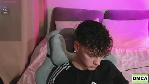 Snapshot of cute_thomas chatting on March 5, 6:48 pm Thomas - online show from March 5, 6:48 pm