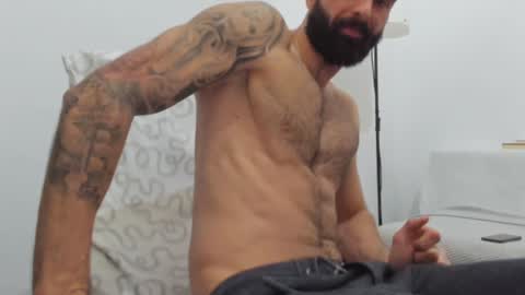 Snapshot of cuteeboy chatting on February 4, 10:45 pm cuteeboy online show from February 4, 10:45 pm