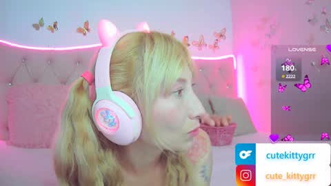 Snapshot of cuteee_kitty chatting on February 4, 12:29 am Kitty online show from February 4, 12:29 am