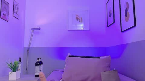 cutepetitee online show from May 7, 8:03 pm