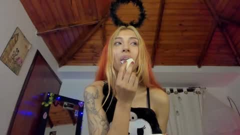 Snapshot of cuteweed420 chatting on December 20, 6:50 am cuteweed420 online show from December 20, 6:50 am