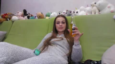 Snapshot of cutie_klo_ chatting on January 17, 11:08 pm Chloe online show from January 17, 11:08 pm