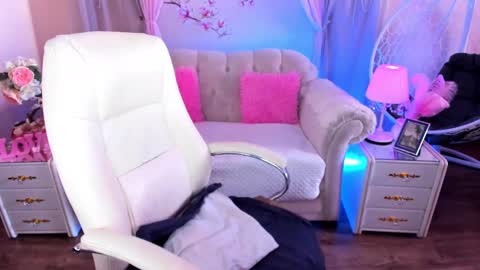 Snapshot of cutieeeandlove chatting on March 4, 1:59 pm Alice online show from March 4, 1:59 pm