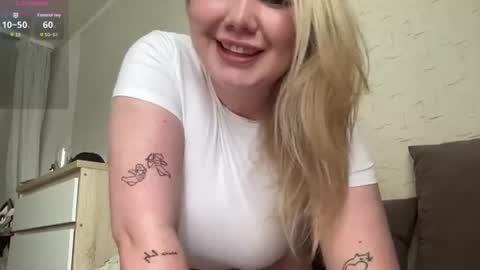 Snapshot of cutiejulie_ chatting on June 19, 12:42 pm Julie online show from June 19, 12:42 pm