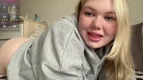 Snapshot of cutiejulie_ chatting on July 6, 1:19 pm Julie online show from July 6, 1:19 pm