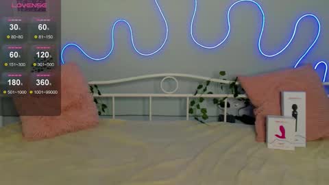 Snapshot of cutiewithclaws chatting on February 1, 1:15 am Eva online show from February 1, 1:15 am