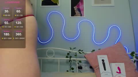 Snapshot of cutiewithclaws chatting on February 14, 12:18 am Eva online show from February 14, 12:18 am