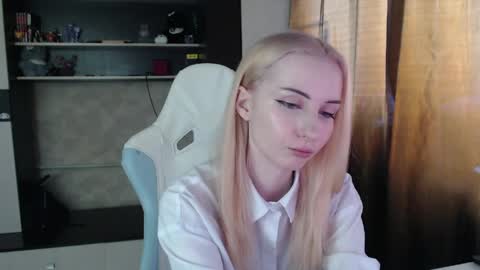 Cutti Crystal online show from April 2, 1:58 am