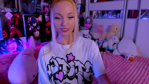 Snapshot of cuttie_ponyy chatting on March 10, 12:40 am Nora online show from March 10, 12:40 am