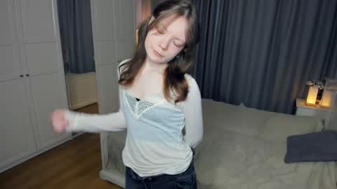 Snapshot of cuty_petite chatting on March 2, 7:15 am Anne online show from March 2, 7:15 am