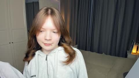 Snapshot of cuty_petite chatting on March 5, 5:25 am Anne online show from March 5, 5:25 am