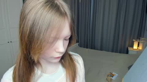 Snapshot of cuty_petite chatting on March 7, 5:26 am Anne online show from March 7, 5:26 am