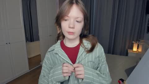 Snapshot of cuty_petite chatting on March 9, 5:22 am Anne online show from March 9, 5:22 am