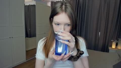 Snapshot of cuty_petite chatting on March 19, 10:52 am Anne online show from March 19, 10:52 am