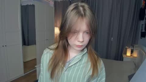 Snapshot of cuty_petite chatting on March 20, 6:51 am Anne online show from March 20, 6:51 am