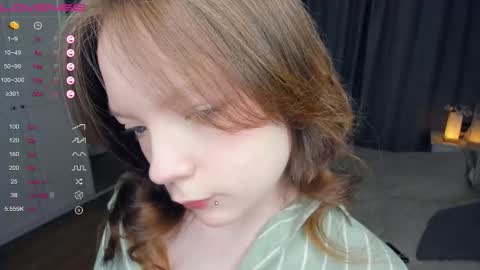 Snapshot of cuty_petite chatting on March 29, 5:51 am Anne online show from March 29, 5:51 am