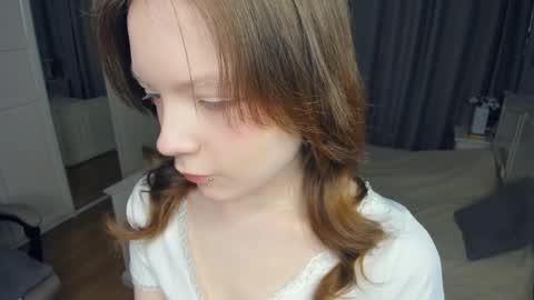 Snapshot of cuty_petite chatting on April 3, 5:38 am Anne online show from April 3, 5:38 am