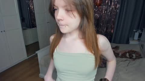 Snapshot of cuty_petite chatting on April 4, 6:11 am Anne online show from April 4, 6:11 am