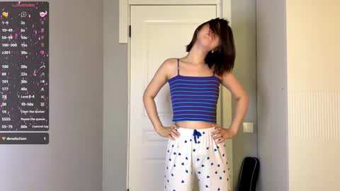 Snapshot of cwenecollins chatting on January 6, 6:17 am Akemi online show from January 6, 6:17 am