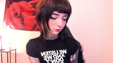 Snapshot of cyberia____________________ chatting on January 10, 4:36 am cel I am independent Help me reach 200 thumbs up uwu online show from January 10, 4:36 am