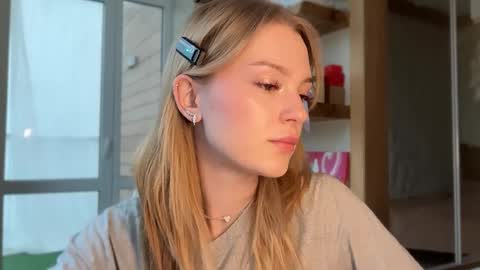 Im Emi streaming with my friend Reyna today online show from May 16, 2:27 pm
