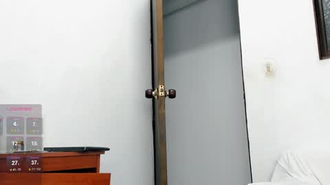 Snapshot of d_alex_ chatting on December 10, 10:26 pm Leo - online show from December 10, 10:26 pm