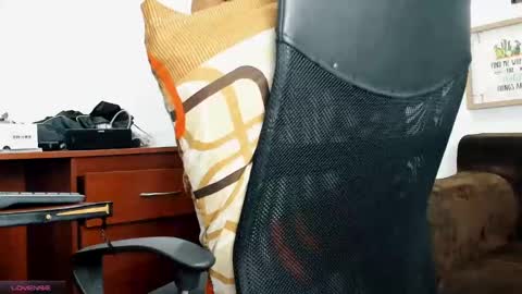 Snapshot of d_alex_ chatting on February 1, 3:18 pm Leo - online show from February 1, 3:18 pm