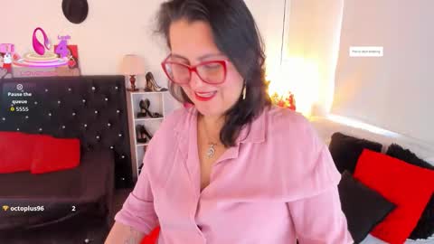 Snapshot of d_martii chatting on December 1, 1:05 pm Mia online show from December 1, 1:05 pm