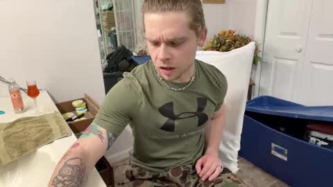 Snapshot of daddydaydrinkz chatting on February 16, 5:37 am DaddydayDrinkz online show from February 16, 5:37 am