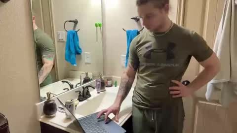 Snapshot of daddydaydrinkz chatting on February 21, 7:01 am DaddydayDrinkz online show from February 21, 7:01 am