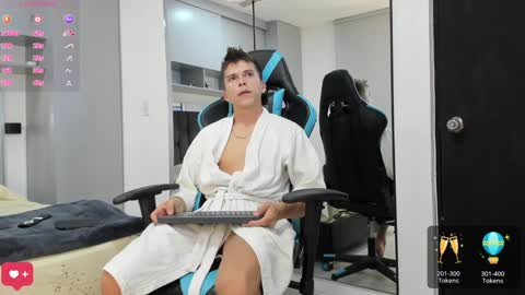 Snapshot of daddyrich4u chatting on December 2, 8:44 pm daddyrich4u online show from December 2, 8:44 pm