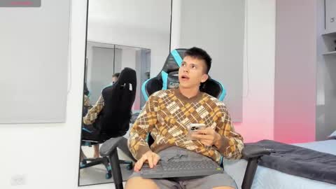 Snapshot of daddyrich4u chatting on September 9, 2:33 am daddyrich4u online show from September 9, 2:33 am