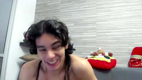 Snapshot of daemon_txuspunk chatting on December 18, 12:10 am DAEMON online show from December 18, 12:10 am