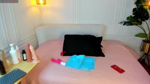 dafne_hillss online show from May 5, 11:18 am