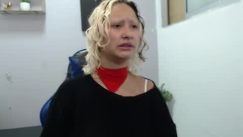 Snapshot of dafne_kim chatting on April 6, 12:50 pm Dafne online show from April 6, 12:50 pm