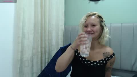 Snapshot of dafne_kim chatting on May 11, 12:44 pm Dafne online show from May 11, 12:44 pm