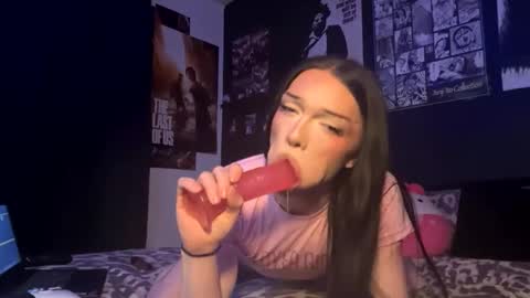 Snapshot of dahlia_adore chatting on January 15, 12:26 am dahlia_adore online show from January 15, 12:26 am