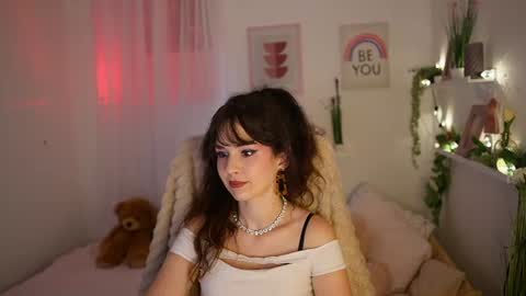 Snapshot of daisy_lowe_ chatting on July 20, 6:10 pm Daisy online show from July 20, 6:10 pm