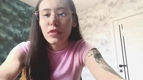 Snapshot of daisydobbin chatting on February 20, 8:27 am Alla online show from February 20, 8:27 am