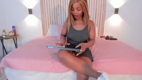 Snapshot of dakhota__35 chatting on May 4, 12:01 pm Dakhota online show from May 4, 12:01 pm