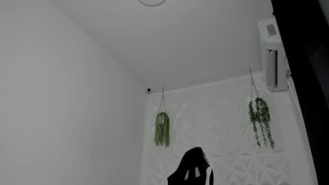 dakota_x18 online show from December 15, 8:24 pm