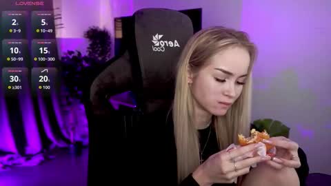 dakotaajohnnson online show from September 18, 11:01 am