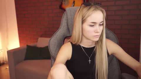 dakotaajohnnson online show from September 22, 10:50 am