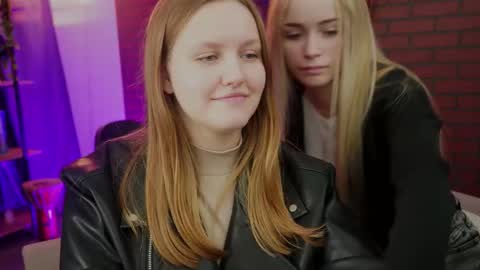 dakotaajohnnson online show from September 25, 1:04 pm