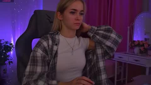 dakotaajohnnson online show from October 27, 11:36 am